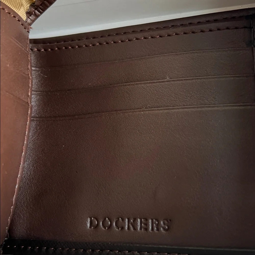 NWT Dockers‎ Men's Handcrafted Brown Bifold Wallet In Box